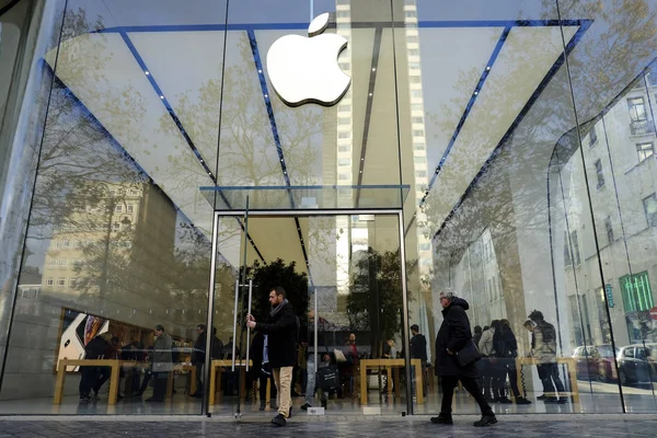 Gente Camina Fuera Apple Store Bruselas Bélgica Noviembre 2018 —  Fotos de Stock