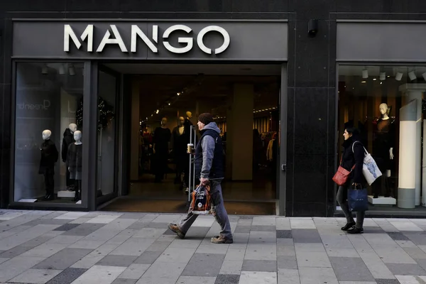 Пешеходы Выходят Магазина Mango Брюсселе Бельгия Ноября 2018 — стоковое фото