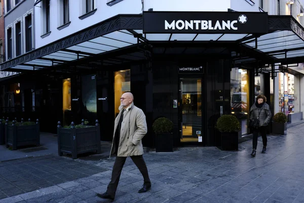 Pěší Procházka Mimo Obchod Mont Blanc Bruselu Belgie Listopadu 2018 — Stock fotografie