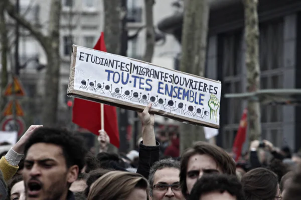 2018年3月22日 フランス パリで行われた改革に反対する国民のストライキ中のデモで 学生たちはスローガンを唱える — ストック写真