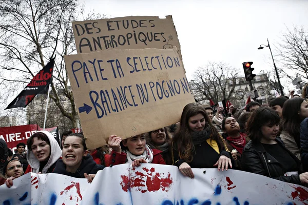 2018年3月22日 フランス パリで行われた改革に反対する国民のストライキ中のデモで 学生たちはスローガンを唱える — ストック写真