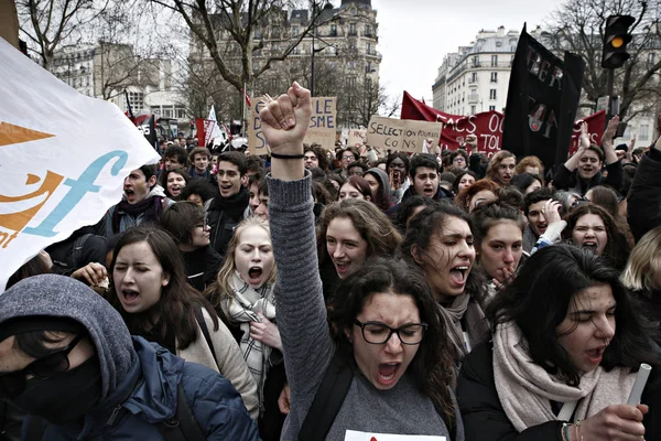 2018年3月22日 フランス パリで行われた改革に反対する国民のストライキ中のデモで 学生たちはスローガンを唱える — ストック写真