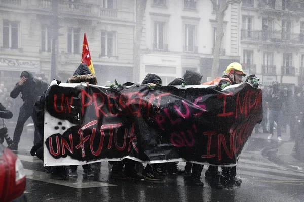 2018년 22일 파리에서 프랑스 정부의 일련의 개혁에 반대하는 경찰이 시위대에 — 스톡 사진