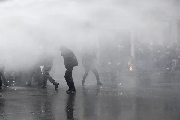 2018年3月22日 パリでフランス政府の一連の改革に抗議するデモ隊に対して 警察は水のキヤノンを使用する — ストック写真