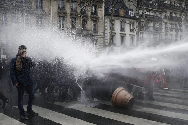 Die Polizei Setzt März 2018 Paris Einen Wasserwerfer Gegen Demonstranten — Stockfoto