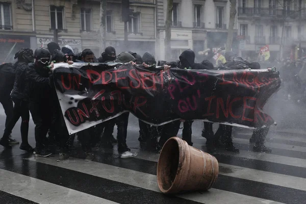 2018年3月22日 パリでフランス政府の一連の改革に抗議するデモ隊に対して 警察は水のキヤノンを使用する — ストック写真