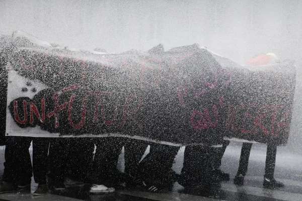 Полиция Использует Водный Канон Против Демонстрантов Время Протеста Против Последовательности — стоковое фото