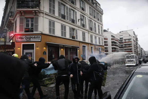 2018年3月22日 パリでフランス政府の一連の改革に抗議するデモ隊に対して 警察は水のキヤノンを使用する — ストック写真
