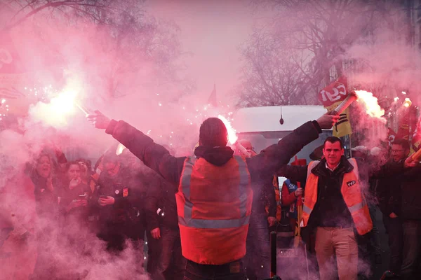 2018年3月22日 フランス パリで行われた改革に反対する国民の日のデモ中に 労働組合総連合の抗議者達が燃え上がる — ストック写真