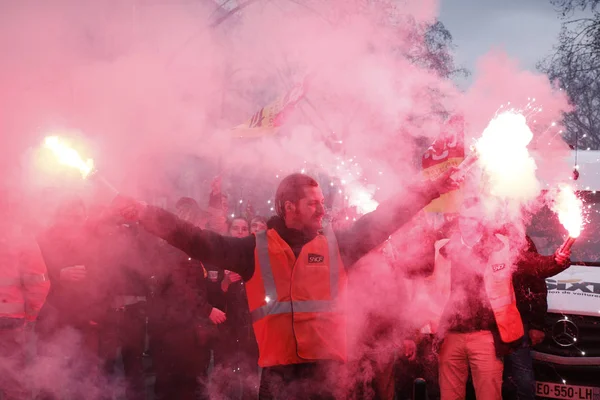 Διαδηλωτές Της Γαλλικής Γενικής Συνομοσπονδίας Εργατικών Έχουν Ανάψει Τις Φωτοβολίδες — Φωτογραφία Αρχείου