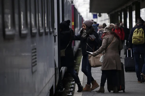 프랑스 2018 사람들이 프랑스 Sncf 노동자에 베르시 기차역에서 플랫폼에 — 스톡 사진