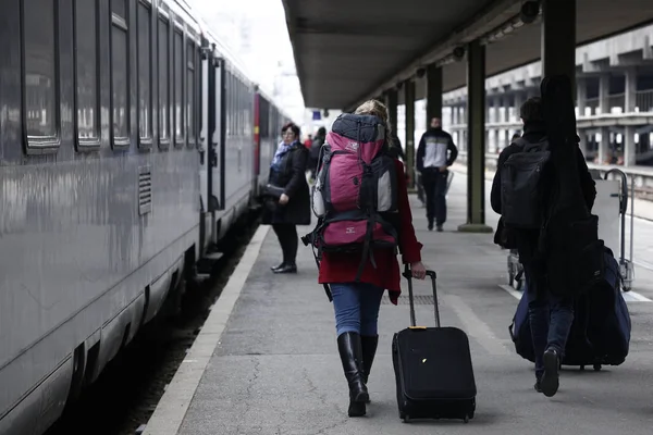 Paryż Francja Marca 2018 Ludzie Chodzą Platformie Dworcu Kolejowym Gare — Zdjęcie stockowe