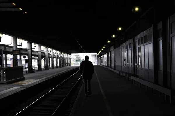 París Francia Martes Hombre Camina Sobre Una Plataforma Estación Tren — Foto de Stock