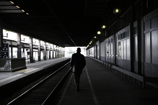 París Francia Martes Hombre Camina Sobre Una Plataforma Estación Tren — Foto de Stock