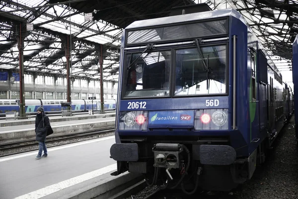 프랑스 2018 남자가 프랑스 Sncf 노동자에 기차역에서 플랫폼에 — 스톡 사진