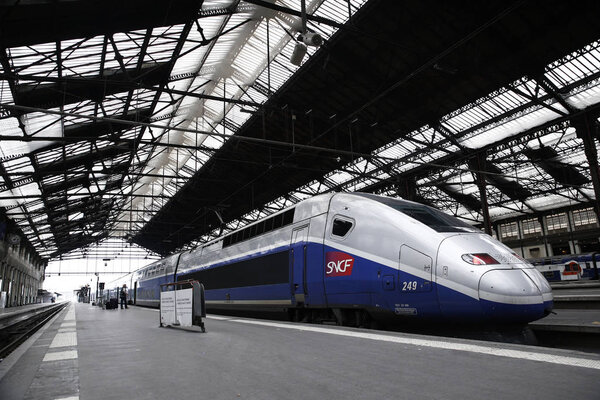 Paris, France Mar. 2018 год. Французские поезда TGV сидят на платформе Лионского вокзала во время общенациональной забастовки французских железнодорожников SNCF
