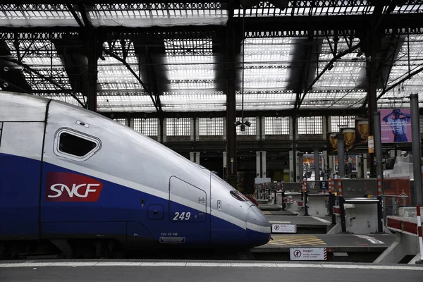 Paryż Francja Marca 2018 Francuskie Pociągi Tgv Zasiadają Platformie Dworcu — Zdjęcie stockowe
