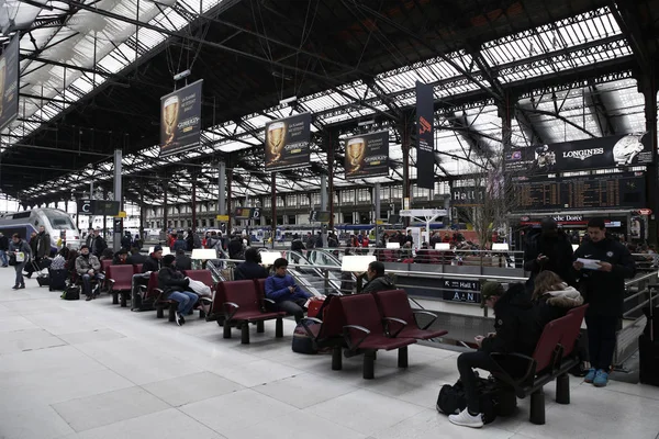 Paryż Francja Marca 2018 Pasażerowie Dworcu Kolejowym Gare Lyon Podczas — Zdjęcie stockowe
