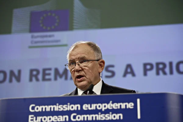 Conferencia de prensa de la Comisaria de la UE Vytenis Andriukaitis en Bru — Foto de Stock