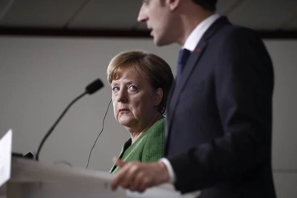 A chanceler alemã Angela Merkel e o presidente francês Emmanuel — Fotografia de Stock