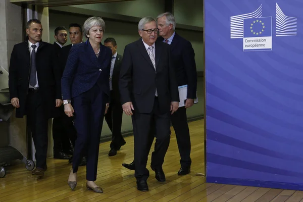 Reunión entre la Primera Ministra del Reino Unido Theresa May —  Fotos de Stock