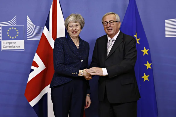 Rencontre entre la Première ministre du Royaume-Uni Theresa May — Photo