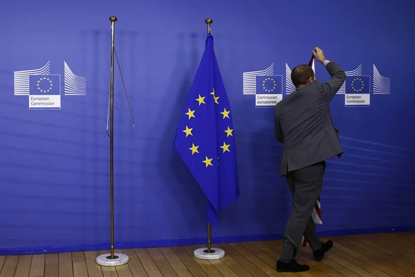 Trabajador Quita Bandera Unión También Conocida Como Union Jack Izquierda —  Fotos de Stock