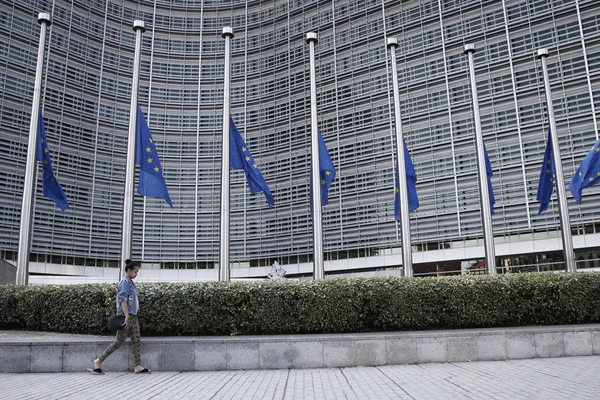 Flagi UE latać na pół masztu, Bruksela — Zdjęcie stockowe