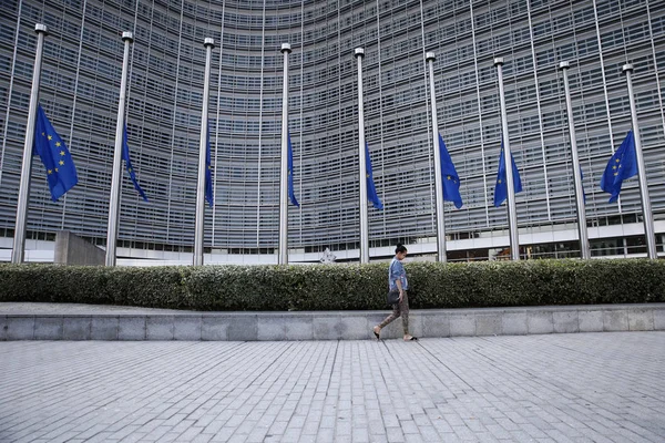 Vlajky EU létají na půl žerdi, Brusel — Stock fotografie