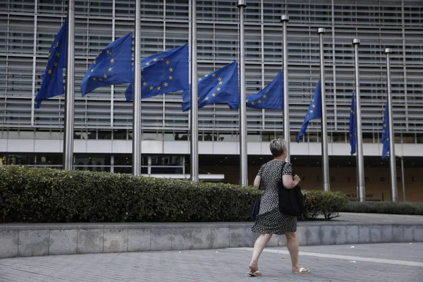 Banderas de la UE ondean a media asta, Bruselas — Foto de Stock
