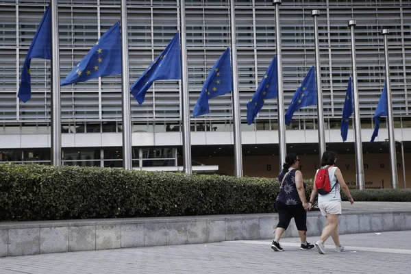 Banderas de la UE ondean a media asta, Bruselas —  Fotos de Stock