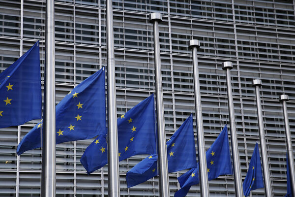 Флаги ЕС развеваются на полу-мачте, Брюссель
