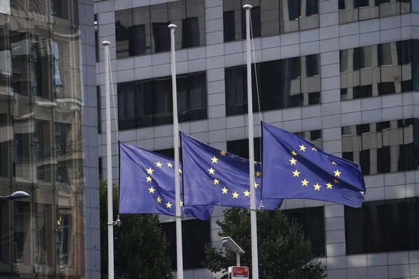 Steagurile UE zboară pe jumătate catarg, Bruxelles — Fotografie, imagine de stoc