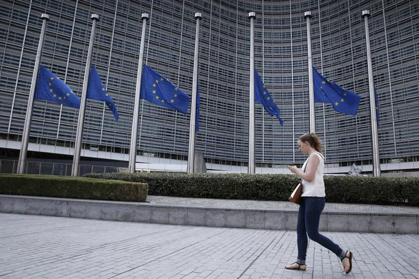 Banderas de la UE ondean a media asta, Bruselas — Foto de Stock