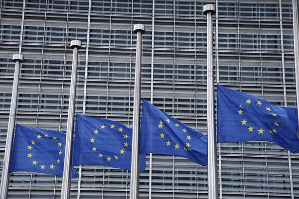 EU-Flaggen wehen auf Halbmast — Stockfoto