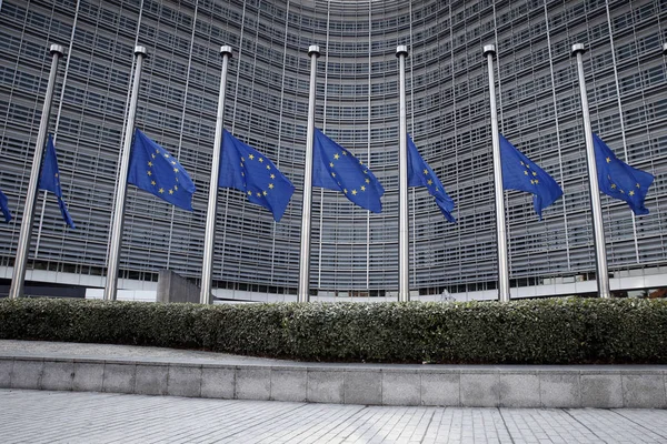 Banderas de la UE ondean a media asta, Bruselas —  Fotos de Stock