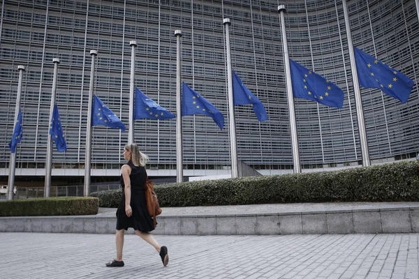 Banderas de la UE ondean a media asta, Bruselas —  Fotos de Stock