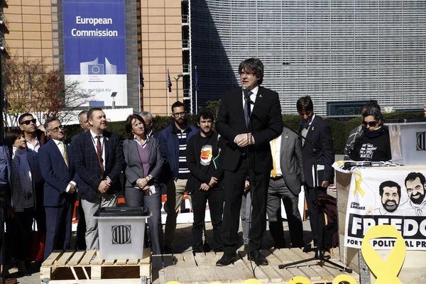 Carles Puigdemont asiste a una protesta de apoyo a membe arrestado — Foto de Stock