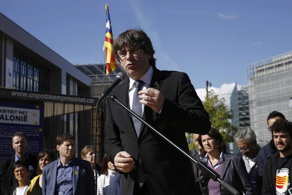 Carles Puigdemont asiste a una protesta de apoyo a membe arrestado — Foto de Stock