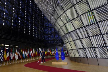 Brüksel, Belçika Kasım... 25, 2018. Avrupa Birliği Zirvesi'nde AB Konseyi binasında AB bayrakları.