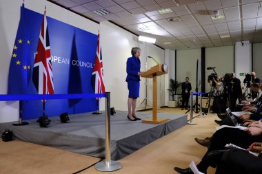 İngiltere Başbakanı Theresa May basın toplantısında konuştu