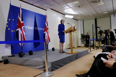 İngiltere Başbakanı Theresa May basın toplantısında konuştu