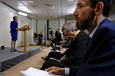 İngiltere Başbakanı Theresa May basın toplantısında konuştu