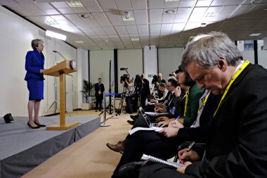 İngiltere Başbakanı Theresa May basın toplantısında konuştu