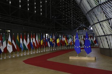 Brüksel, Belçika Kasım... 25, 2018. Avrupa Birliği Zirvesi'nde AB Konseyi binasında AB bayrakları.