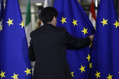 Bir personel, Olağanüstü Ab liderler zirvesi öncesinde bayrakları, Brexit anlaşmasını Brüksel'de sonuçlandıracak ve resmileştirmek için ayarlıyor25 Kasım 2018.