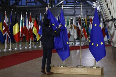Bir personel, Olağanüstü Ab liderler zirvesi öncesinde bayrakları, Brexit anlaşmasını Brüksel'de sonuçlandıracak ve resmileştirmek için ayarlıyor25 Kasım 2018.
