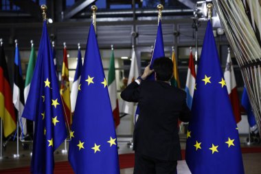 Bir personel, Olağanüstü Ab liderler zirvesi öncesinde bayrakları, Brexit anlaşmasını Brüksel'de sonuçlandıracak ve resmileştirmek için ayarlıyor25 Kasım 2018.