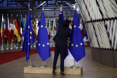 Bir personel, Olağanüstü Ab liderler zirvesi öncesinde bayrakları, Brexit anlaşmasını Brüksel'de sonuçlandıracak ve resmileştirmek için ayarlıyor25 Kasım 2018.