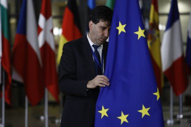 Bir personel, Olağanüstü Ab liderler zirvesi öncesinde bayrakları, Brexit anlaşmasını Brüksel'de sonuçlandıracak ve resmileştirmek için ayarlıyor25 Kasım 2018.